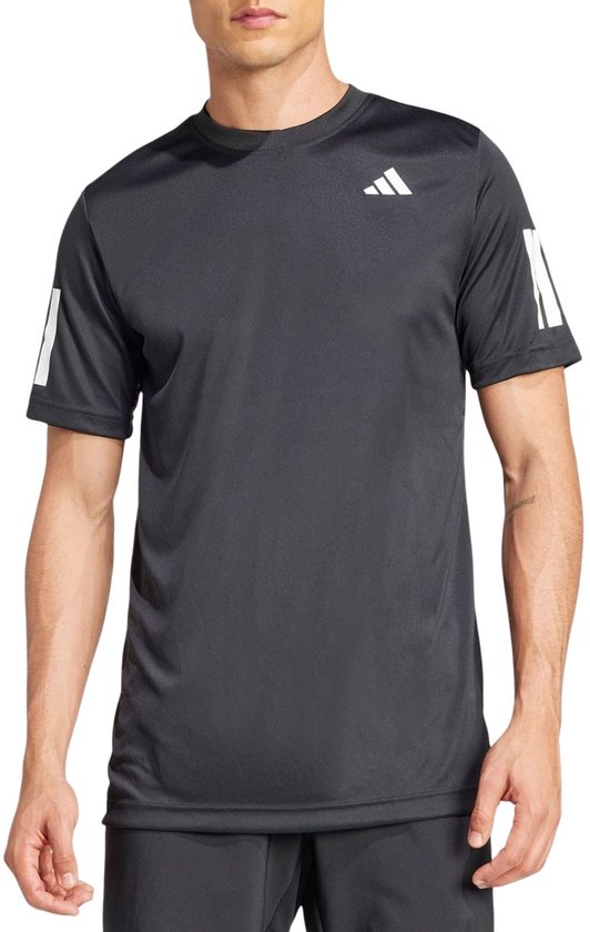 Man van voren gezien in een donkergrijs Adidas tennis t-shirt met witte strepen op de mouwen.