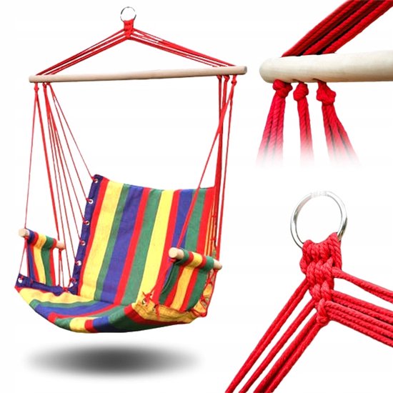 Hangstoel met houten spreidstok, rode touwen, en streepjesstof in geel, groen, rood en blauw.