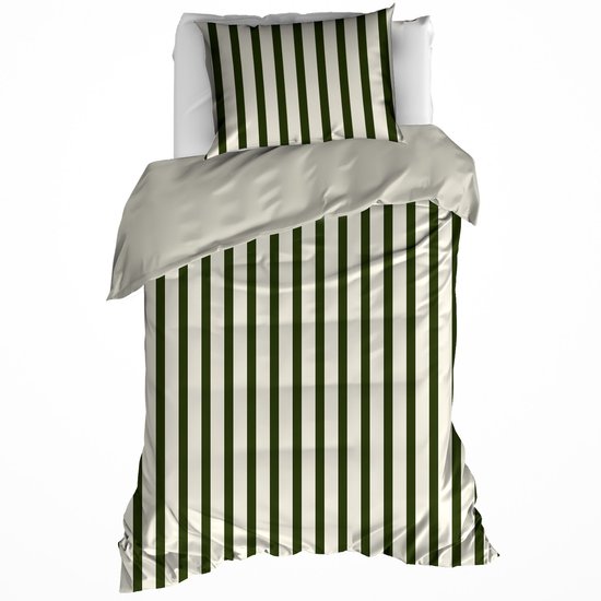 Housse de couette et taie d'oreiller rayées vert foncé et crème, dressées sur un lit.