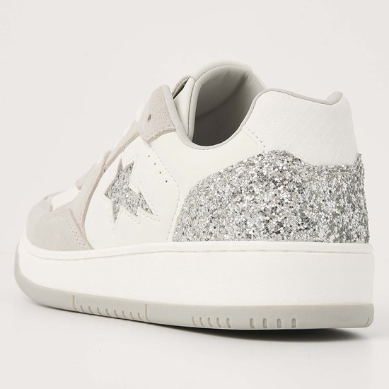 Achterkant van een witte sneaker met grijze suède, zilveren glitter en een slangenprint detail.