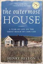 Boek met de titel 'the outermost HOUSE' in witte letters op een blauwe lucht. Een klein huisje staat op een duin.