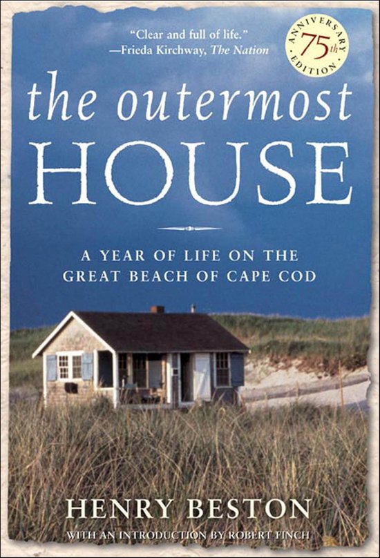 Boek met de titel 'the outermost HOUSE' in witte letters op een blauwe lucht. Een klein huisje staat op een duin.