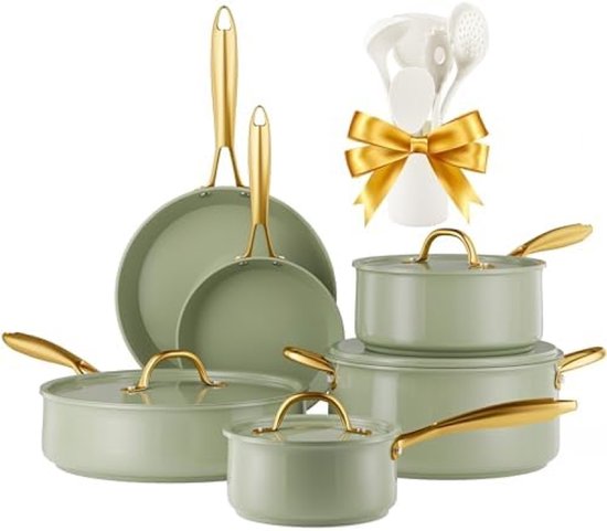 Ensemble de casseroles vert clair avec poignées dorées, avec un ensemble d'ustensiles de cuisine blancs attachés par un ruban.