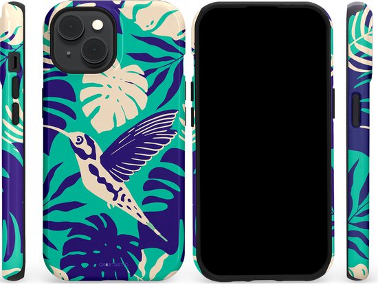 iPhone 15 hoesje met een tropische print van paarse en groene bladeren, crèmekleurige monstera bladeren en een kolibrie.