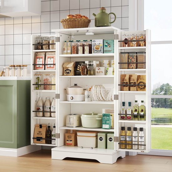 Open witte keukenkast met diverse voorraad, waaronder ontbijtgranen, koffie, olie en specerijen. Georganiseerd op planken en in potten.