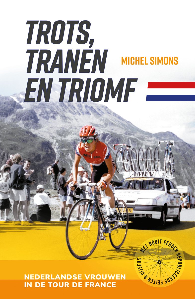 Een wielrenner in rood-wit-blauw tenue, zonnebril en helm, klimmend op een berg, met een volgauto en publiek. Titel: Trots, tranen en triomf.