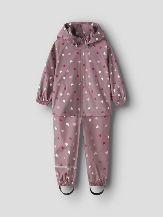 Roze regenpak met all-over hartjesprint in wit, lichtroze en fuchsia.