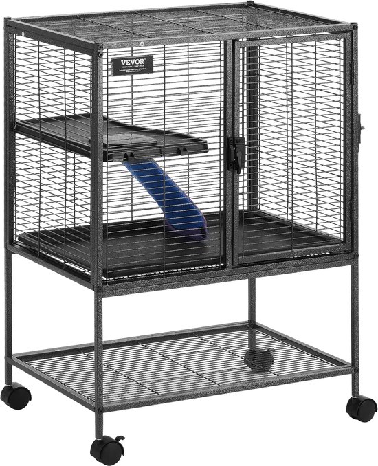 Stevige zwarte metalen kooi met 2 verdiepingen, blauwe oprijplaat en wielen.