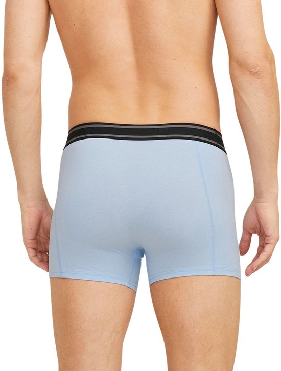 Achterkant lichtblauwe boxershort met zwarte en grijze gestreepte tailleband.