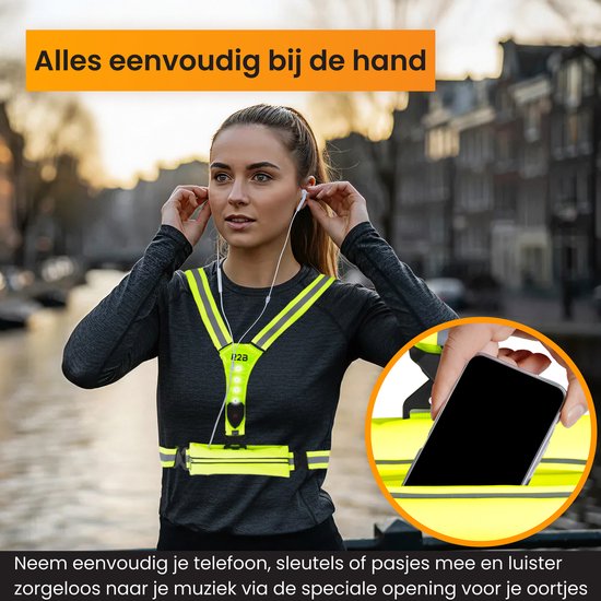 Vrouw met een neongeel R2B hardloopvest met LED-verlichting en opbergvak waaruit ze een smartphone haalt.
