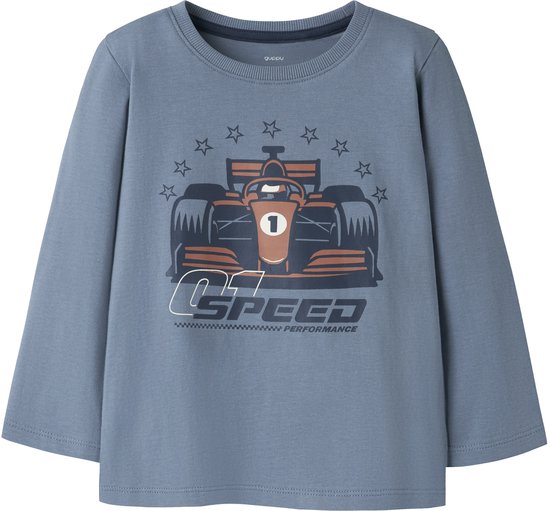 Blauw T-shirt met lange mouwen en een opdruk van een oranje racewagen met nummer 1. Sterren en het woord 'SPEED' zijn ook afgebeeld.
