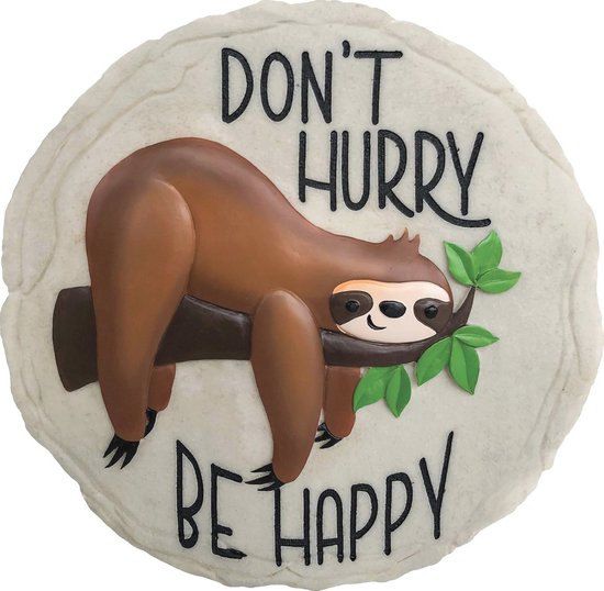 Een ronde steen met een luiaard op een tak, met de tekst 'DON'T HURRY BE HAPPY'.
