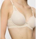 Gros plan sur un soutien-gorge à armatures beige à motif hexagonal et détails en dentelle.
