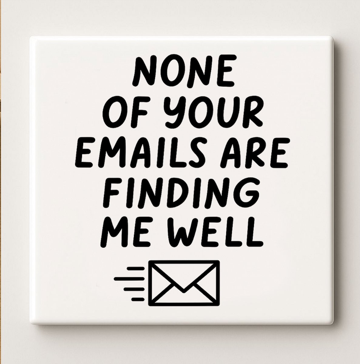 Grappige Kantoor Quote Decoratieve Tegel 15x15 cm – “None of Your Emails Are Finding Me We