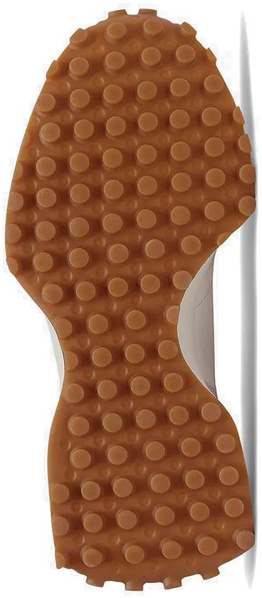 Onderkant van een witte en beige sneaker met een bruine rubberen zool met noppenprofiel.
