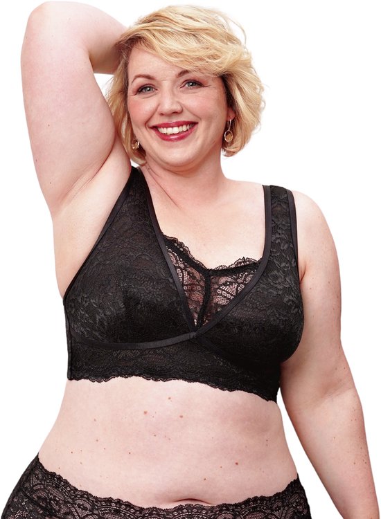 Model met blonde krullen draagt een zwarte kanten bralette en slip.