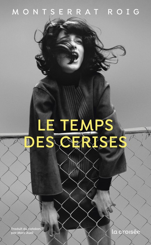 Boekcover met een zwart-witfoto van een vrouw met wapperend haar die een donker vest draagt. Tekst: LE TEMPS DES CERISES.