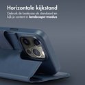 Donkerblauwe lederen bookcase omgebouwd tot horizontale standaard.