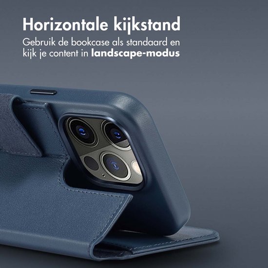 Donkerblauwe lederen bookcase omgebouwd tot horizontale standaard.