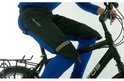 Zwarte lange fietsbroek met blauwe binnenbroek en reflecterende band om de kuit, gedragen door fietser.