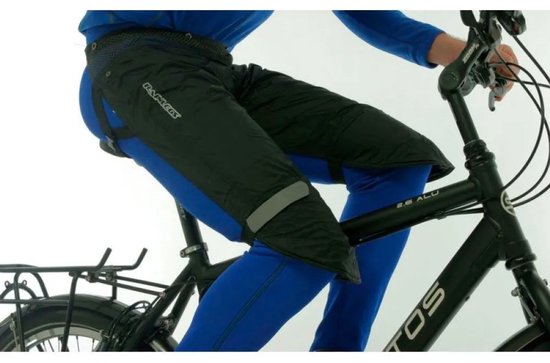 Zwarte lange fietsbroek met blauwe binnenbroek en reflecterende band om de kuit, gedragen door fietser.