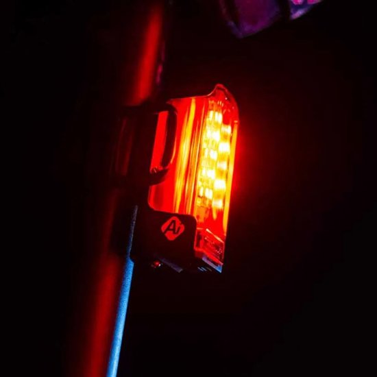 Lezyne Strip Pro AI Achterlicht - Fietslamp achterlicht - Veiligheidslampje - USB-C Oplaadbare Fietsverlichting - 7 standen - AI Waarschuwing Remlichtfunctie - IPX7-waterdichtingsnormen - Zwart — afbeelding 2