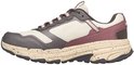 Zijprofiel van een naturel Skechers trailschoen met bordeauxrode en grijze panelen.