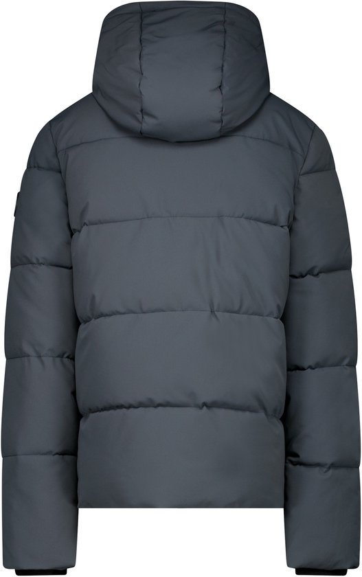 Achterkant van een donkergrijze pufferjas met capuchon en logo.