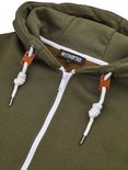 Close-up van de olijfgroene hoodie: capuchon, ritssluiting, koordjes met houten details en merklabel.