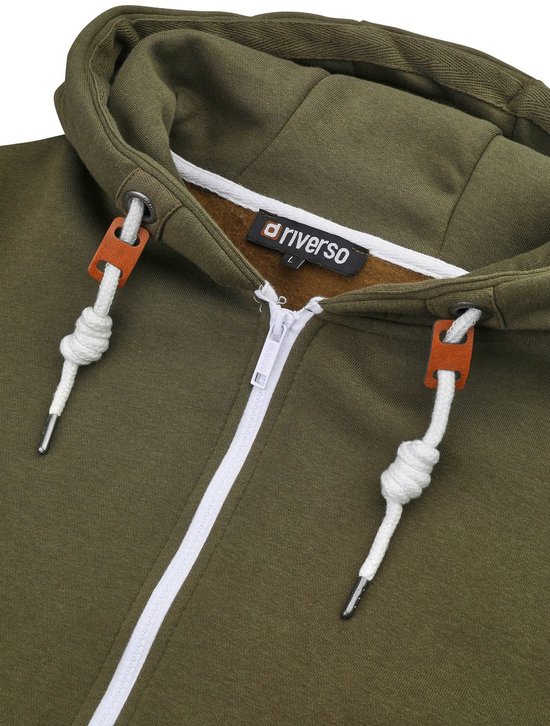 Close-up van de olijfgroene hoodie: capuchon, ritssluiting, koordjes met houten details en merklabel.