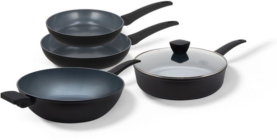 Set van vier zwarte koekenpannen met grijze binnenkant. Een wokpan, twee koekenpannen en een hapjespan met glazen deksel.