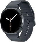 Donkergrijze smartwatch met zwart wijzerplaat. Toont 'SAT 28'.