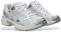 Witte ASICS Gel-1130 sneakers met zilveren en lichtblauwe accenten.