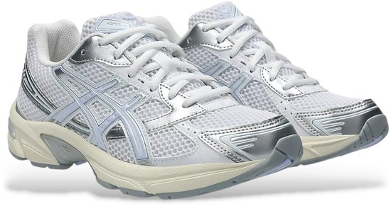 Witte ASICS Gel-1130 sneakers met zilveren en lichtblauwe accenten.