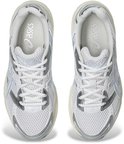 Bovenkant van witte ASICS GEL-1130 sportschoenen met zilveren en lichtblauwe accenten.