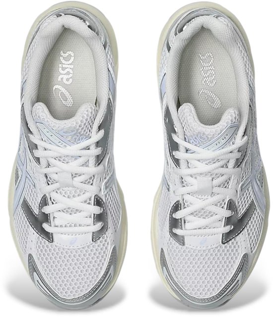Bovenkant van witte ASICS GEL-1130 sportschoenen met zilveren en lichtblauwe accenten.