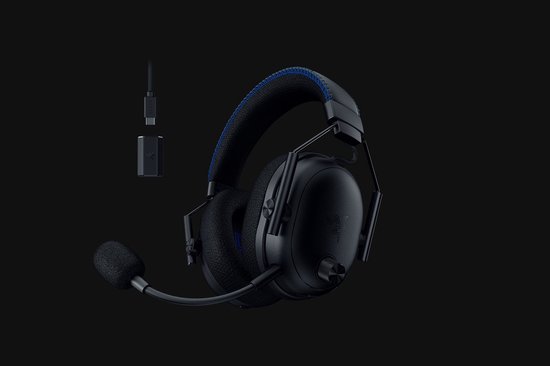 Zwarte gaming headset met blauwe stiksels, microfoon en USB-C dongle.