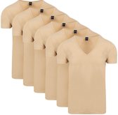 Een rij van zes beige V-hals T-shirts, opgestapeld.