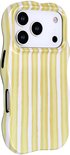 Telefoonhoes met gele en witte verticale strepen, op een iPhone met drie camera's.