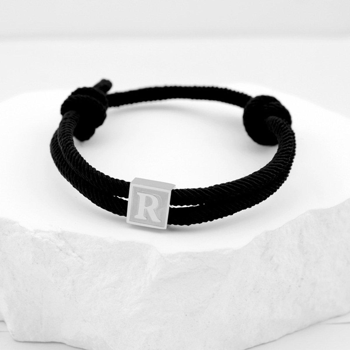 Handgeweven armband met hanger van roestvrij staal, letterarmband, zwarte gevlochten armband, verstelbaar, letter R