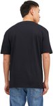 Achterkant van een zwarte t-shirt met korte mouwen en ronde hals. Gedragen door een Aziatische man.