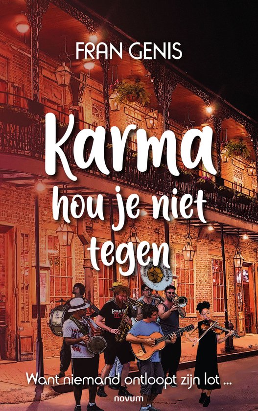 Boekomslag: "Karma hou je niet tegen" door Fran Genis. Een straatband speelt op een straat in New Orleans.