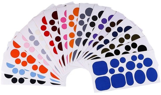 Ventilatorvormige waaier van veelkleurige ronde en vierkante stickers.