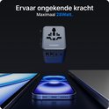 Grijze reisstekker met ingangen voor verschillende stekkers en 5 USB-poorten, zwevend boven gestileerde afbeeldingen van een telefoon en tablet.