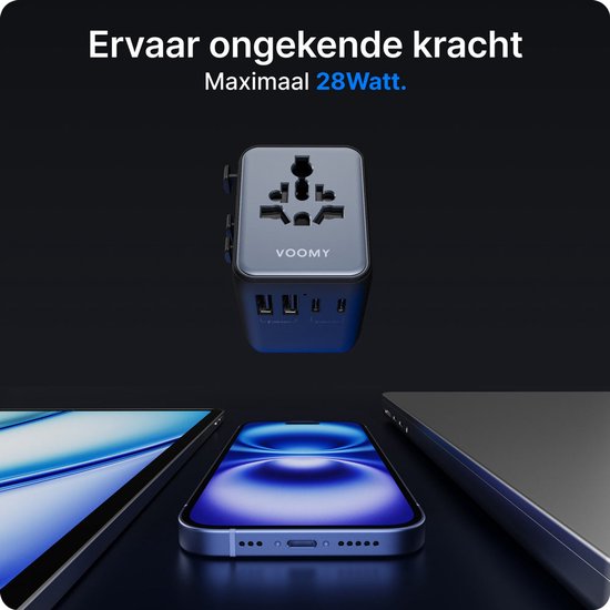 Grijze reisstekker met ingangen voor verschillende stekkers en 5 USB-poorten, zwevend boven gestileerde afbeeldingen van een telefoon en tablet.