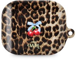 xoxo Wildhearts hoesje geschikt voor AirPods Pro 3 - Berry Wild - Ook als telefoonhoesje verkrijgbaar - schokbestendige case - koptelefoonhoes - Beschermhoes met met tijgerprint / luipaardprint - kers print - dierenprint hoesje - kersen panterprint