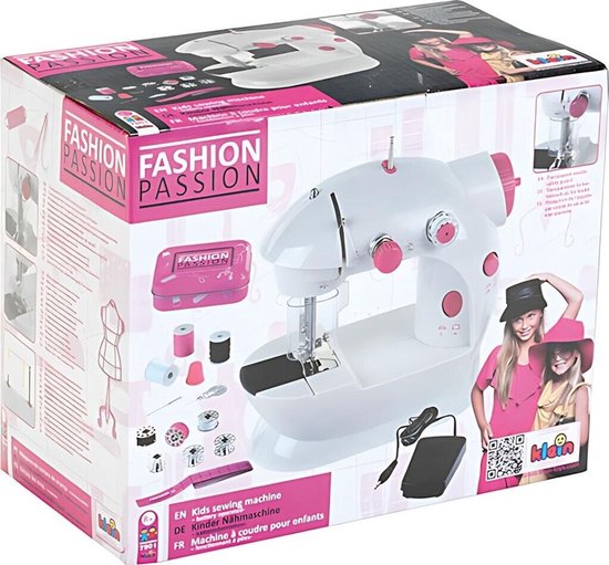 Verpakking van de witte en roze 'Fashion Passion' kindernaaimachine met afbeeldingen van naaisets en twee meisjes.