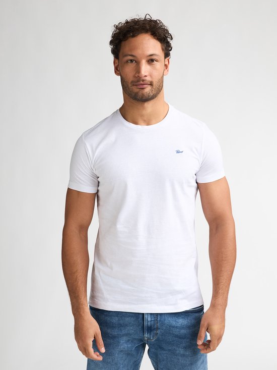 Model draagt een wit T-shirt met korte mouwen en een blauw logo op de borst.