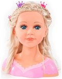 Blond kaphoofd met blauwe ogen, vlechten en krullen, versierd met paarse en roze kroontjes en klemmen.