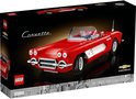 LEGO Icons Chevrolet Corvette doos met een rode cabriolet afgebeeld. De auto heeft witte zijkanten en een transparante voorruit.